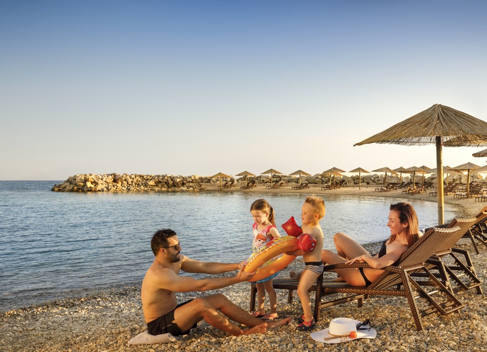 Družina na plaži pri Aminess Maradiso Hotel Laguna, Novigrad Hrvaška