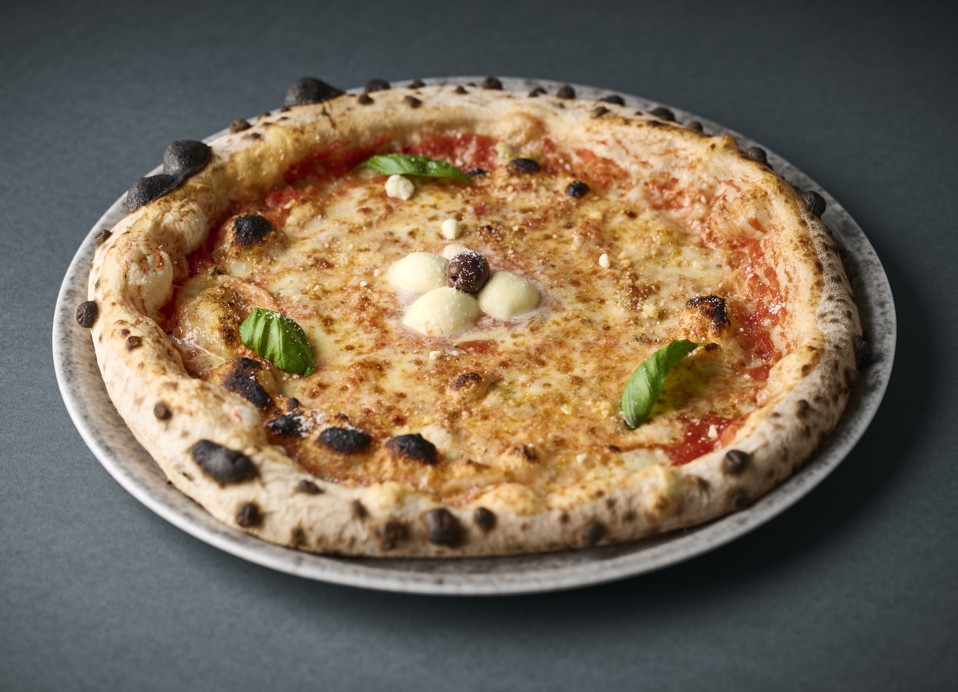 Frisch gebackene Pizza mit Basilikum, serviert im Il Cantuccio Restaurant im Aminess Vival Port9 Resort, Korcula.