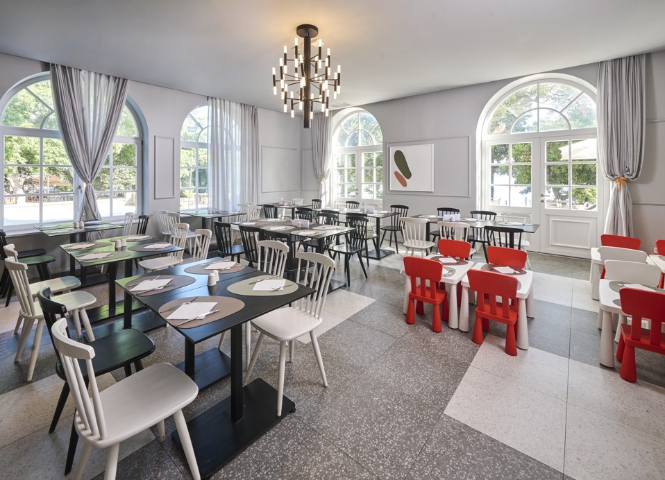 Družinska restavracija hotela Lišanj z otroškim kotičkom in stoli za najmlajše.