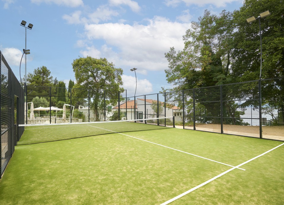 Buitenterrein voor padel met kunstgras en omheining in Aminess Style Camping Atea Resort.