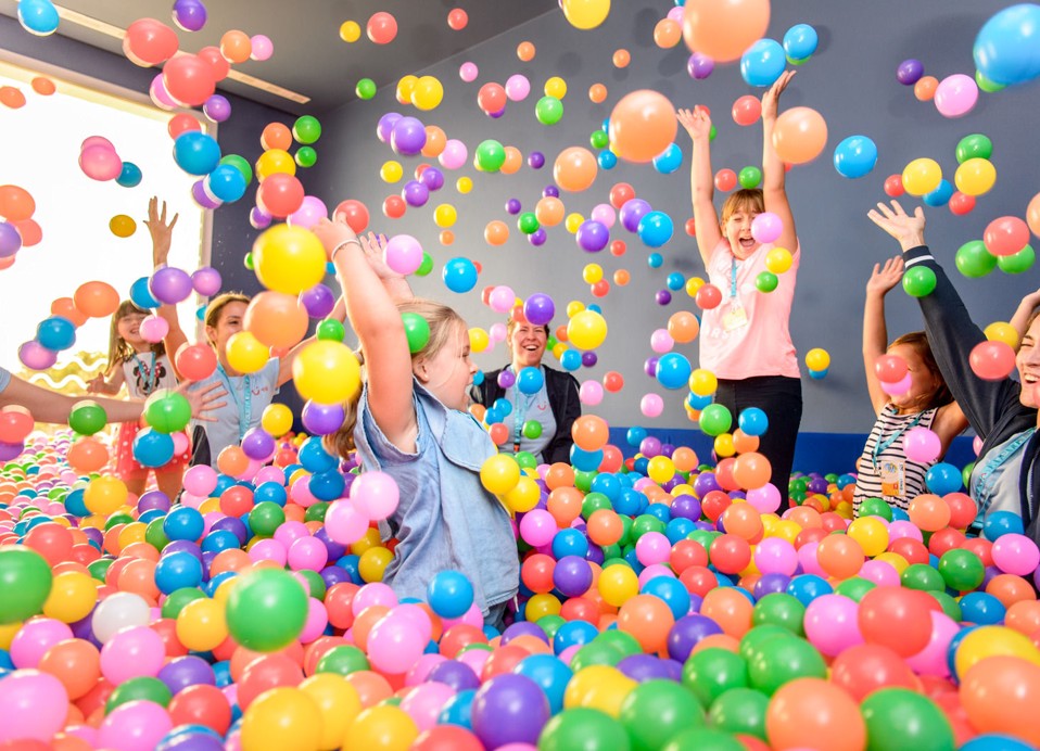 Otroci se igrajo v živahnem bazenu z žogicami v Aminess Vival Lišanj Family Hotel.