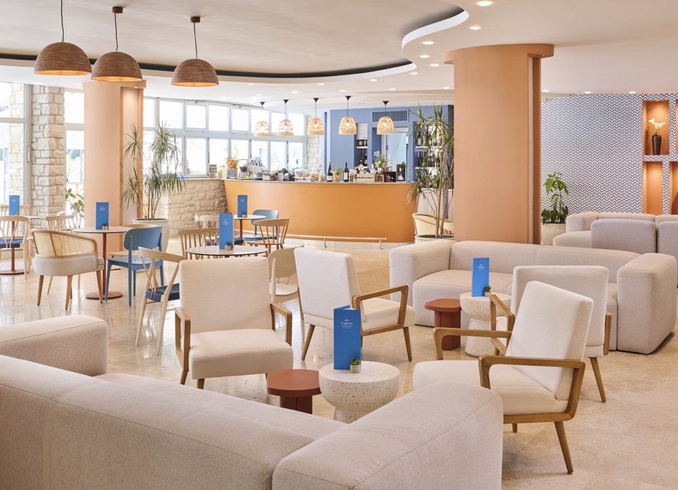 Fruitsapcocktail aan het zwembad bij Aminess Maradiso Hotel Laguna, Novigrad