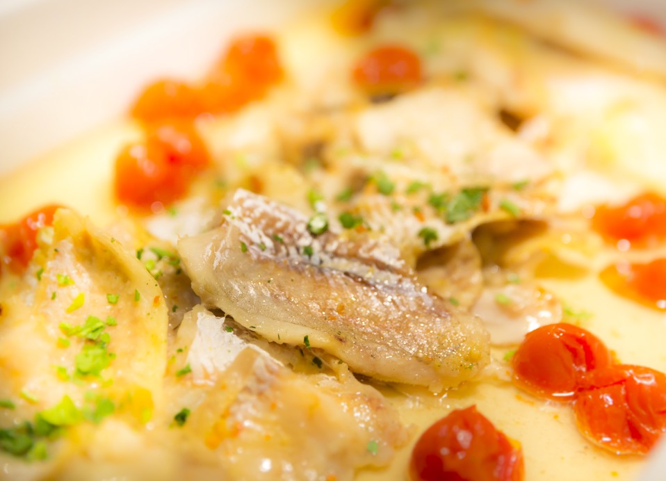 Nahaufnahme von Buffet-Essen, einschließlich farbenfroher Gerichte und Gemüse, im Aminess Vival Grand Azur Hotel.