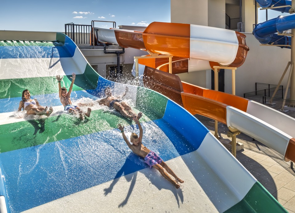 Kinder haben Spaß auf der Wasserrutsche im Avalona Resort