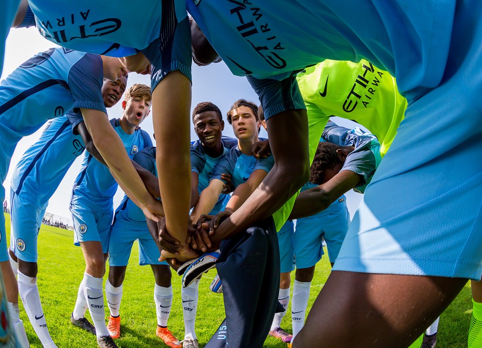 Slika prikazuje timski pozdrav iz Manchester Cityja.