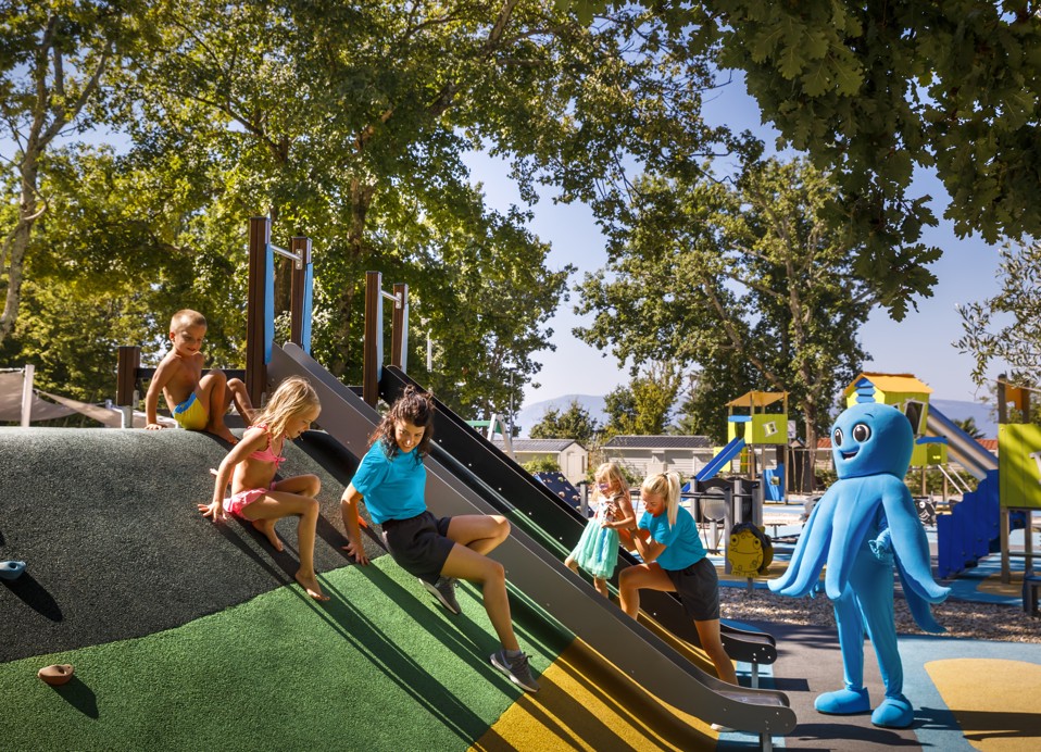 Fun outdoor activities for children organized by the animation team at Magal Maradiso Hotel by Aminess.