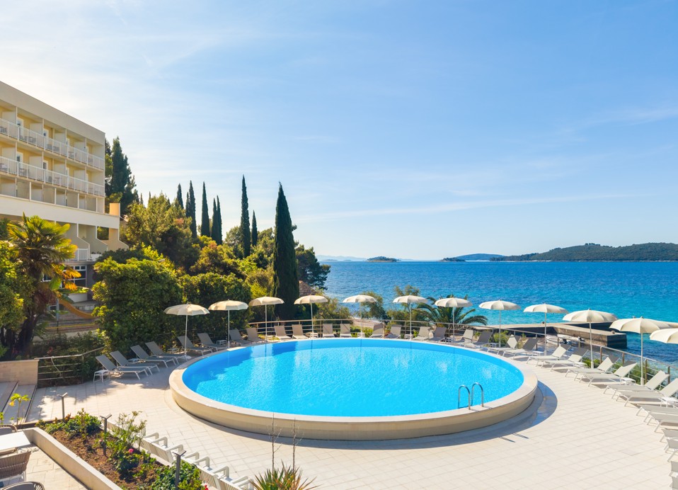 Pool im Orsan Maradiso Hotel by Aminess mit Liegen und Meerblick.