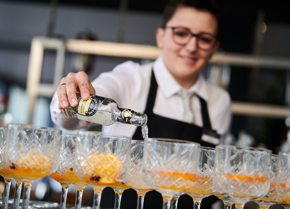 Barmen vješto priprema piće u Gusto Baru unutar resorta, blizu Port9 Planet Camping by Aminess.