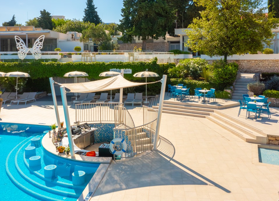 Opuštajući Pool bar Argola u Aminess Vival Port9 Resortu, savršeno mjesto za uživanje u piću i ugodnoj atmosferi pored bazena.