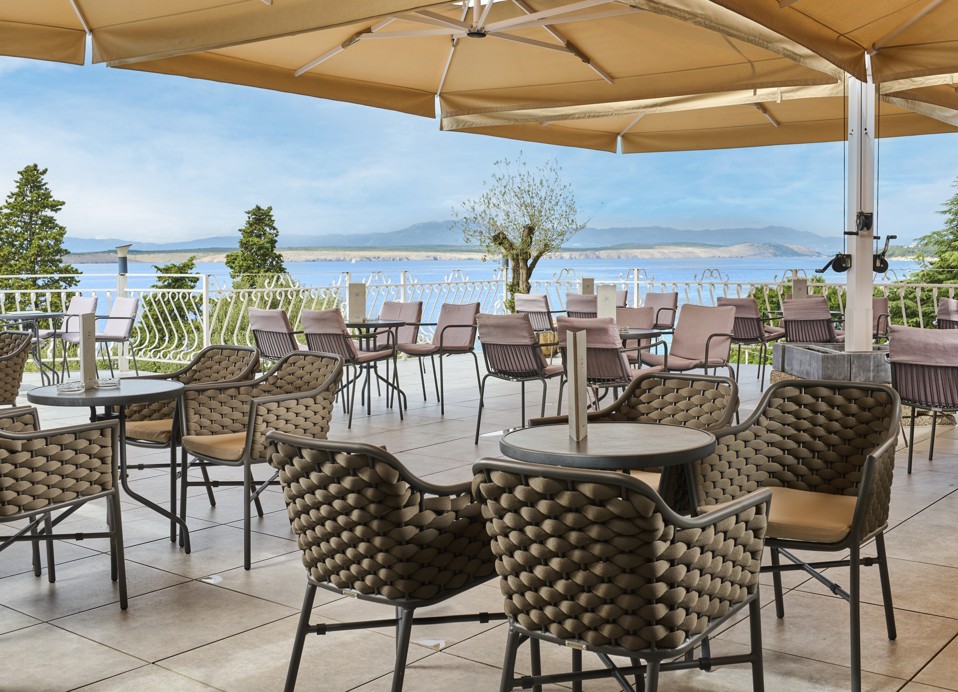 Außenterrasse der Lobby-Bar im Mediteran Maradiso Hotel von Aminess mit atemberaubender Aussicht und bequemen Sitzgelegenheiten.
