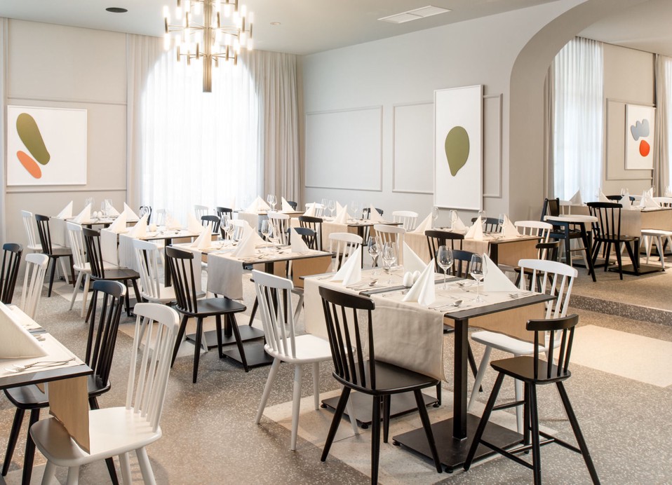 Elegantna notranja restavracija v Aminess Vival Casa Lišanj v Novem Vinodolskem z udobnim vzdušjem za obedovanje.