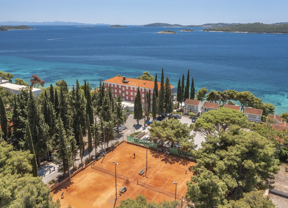Dobro održavan teniski teren s prekrasnim pogledom na more i hotel u blizini Aminess Maradiso Casa Bellevue.