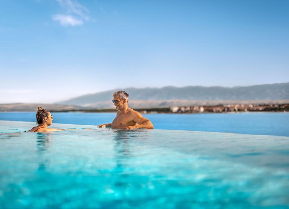 Paar beim Schwimmen im Relax-Pool im Aminess Style Camping Avalona Resort.