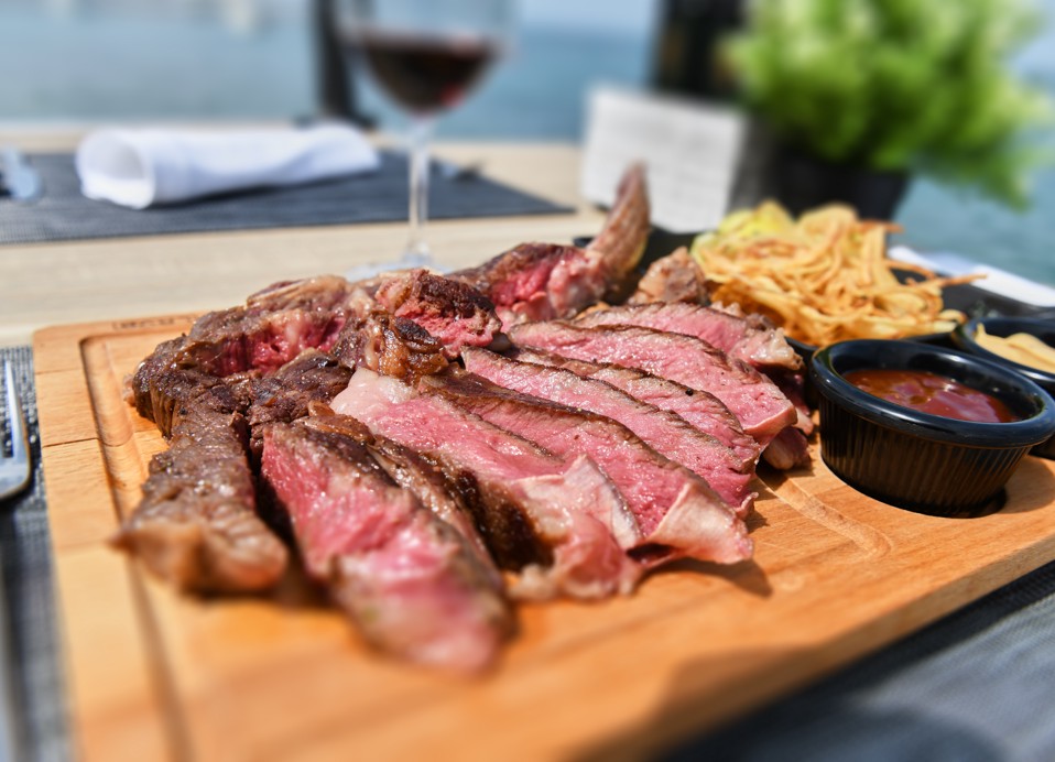 Ein köstliches gegrilltes Steak, serviert im Konoba Lanterna Restaurant innerhalb des Aminess Vival Port9 Resort in Korcula.