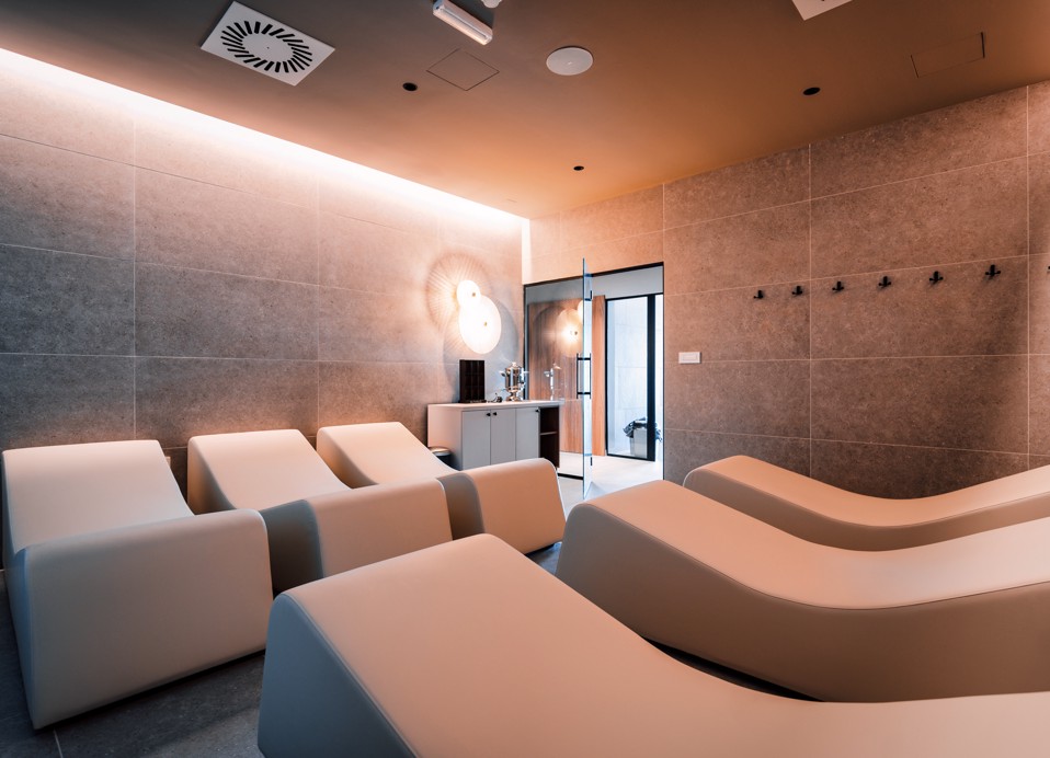 Elegantna soba za opuštanje u Aminess Style Camping Avalona resortu za ultimativno opuštanje i obnovu.