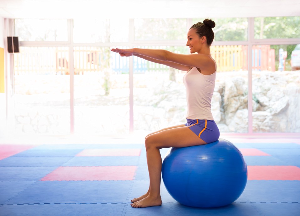 Gost vježba Pilates s loptom za stabilnost u fitness području hotela Veya Maradiso by Aminess.