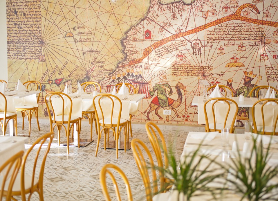 Das elegante und moderne Design des Restaurants innerhalb des Resorts in der Nähe von Aminess Vival Port9 Residence.