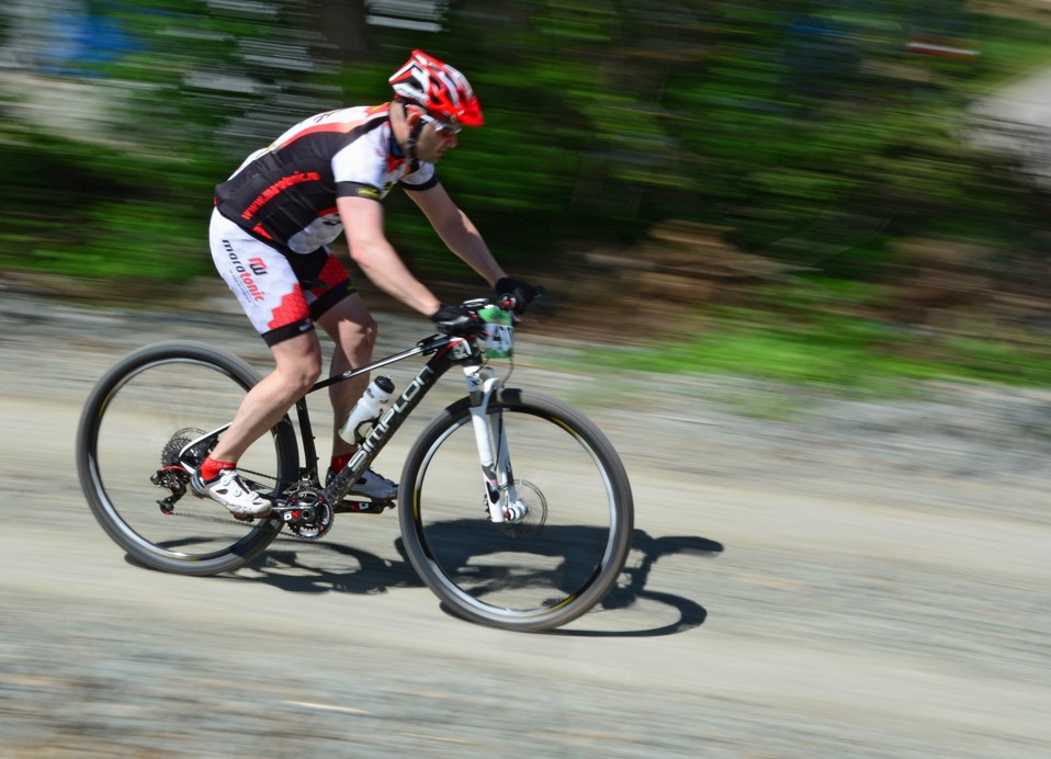 Guidando la bicicletta sulla montagna a Makarska, Croazia.