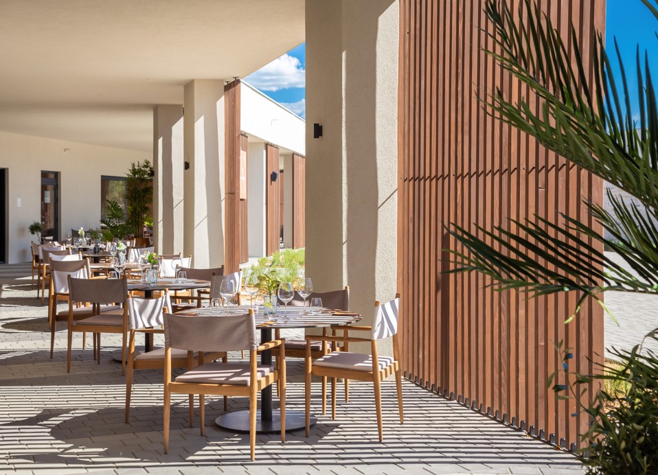 Buitenruimte met zitgedeelte bij Loop restaurant in Aminess Style Camping Avalona resort.