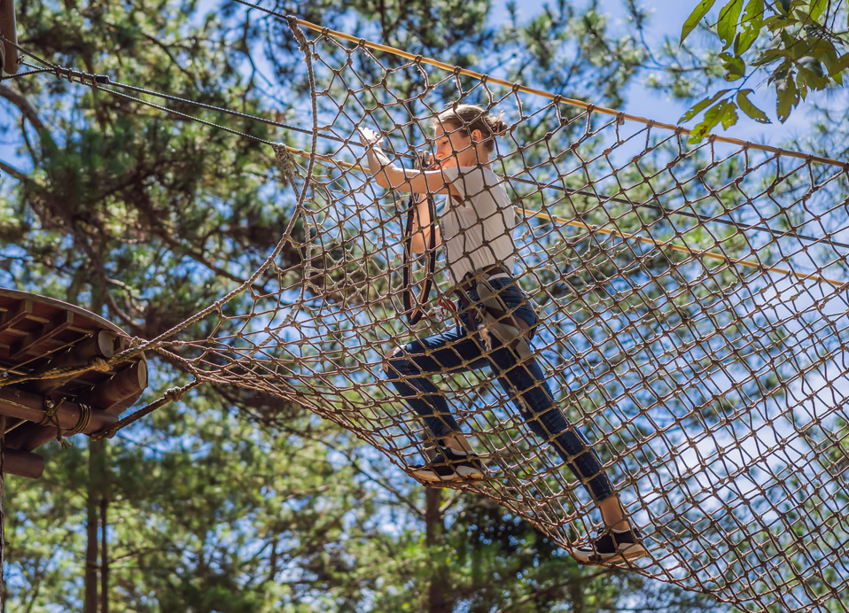 Emozionante arrampicata sulla rete di corde al parco avventura vicino all'Aminess Younique Narrivi Hotel.
