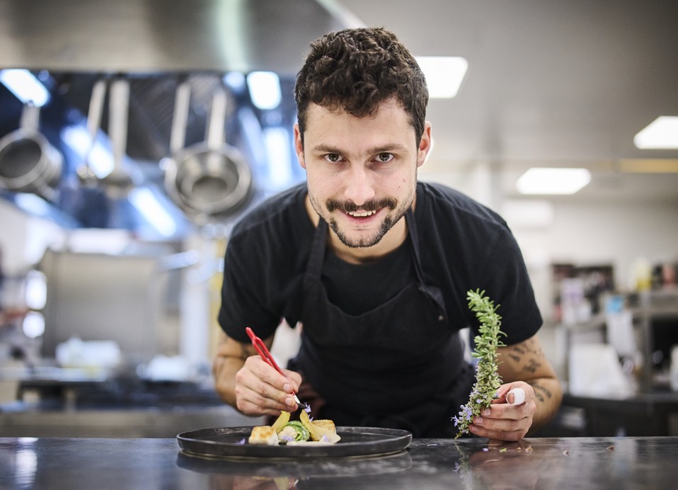 Chef Matija Bogdan bij 7 Seas Restaurant & Bar in de buurt van Magal Maradiso Hotel door Aminess.