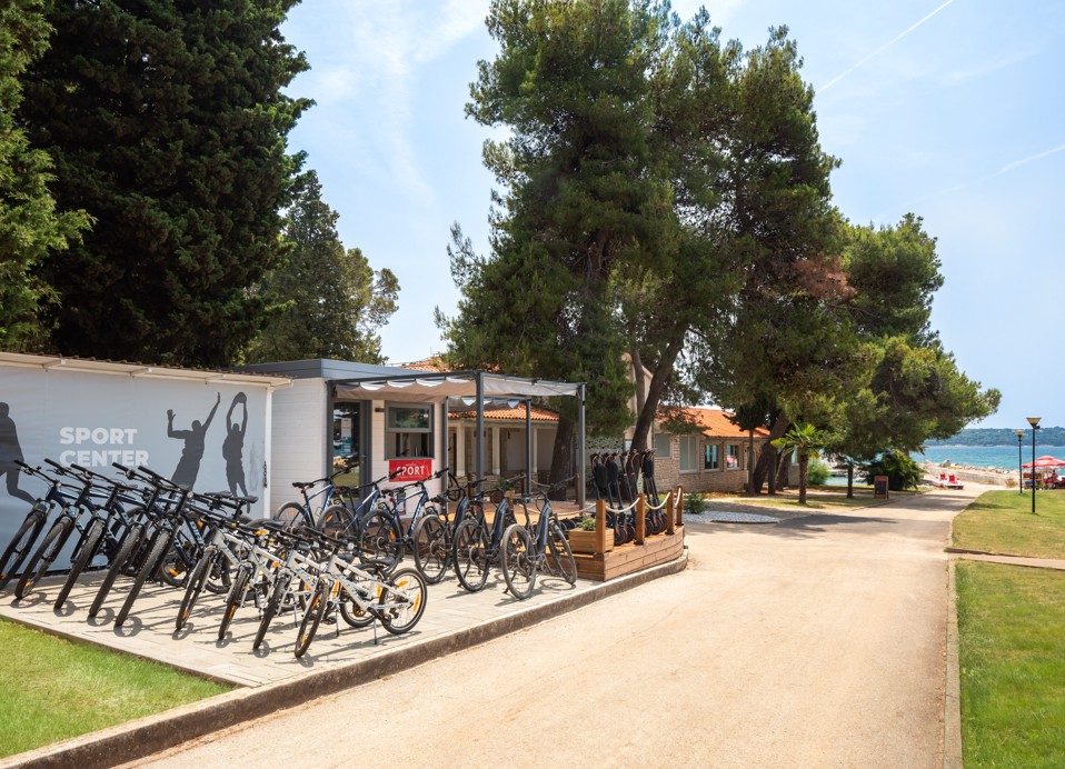 Centro sportivo sotto l'hotel che offre servizi di noleggio biciclette.