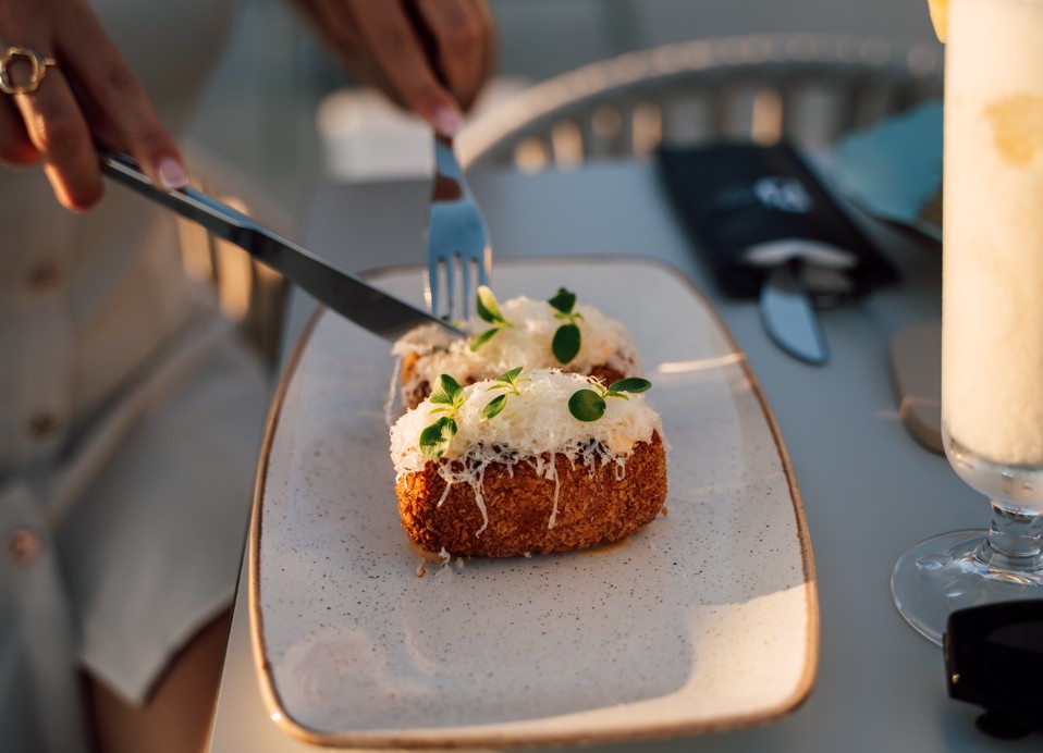 Restaurant Half 8 in Aminess Style Camping Avalona Resort met culinaire specialiteiten op het bord