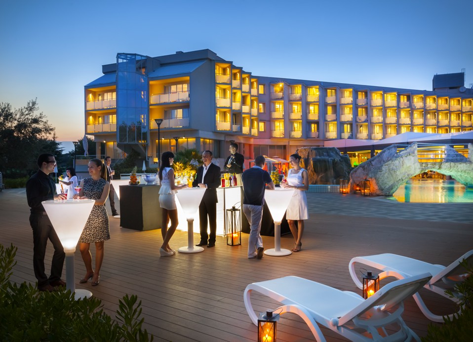 Statafels op een bruiloft bij Aminess Maradiso Hotel Laguna, Novigrad Kroatië