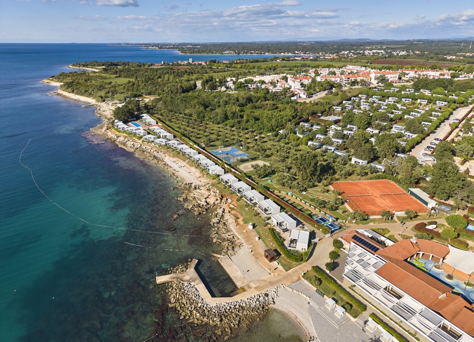 Tennisbanen bij Aminess Planet Camping Maravea Resort, direct aan het strand gelegen, perfect voor een actieve vakantie aan zee