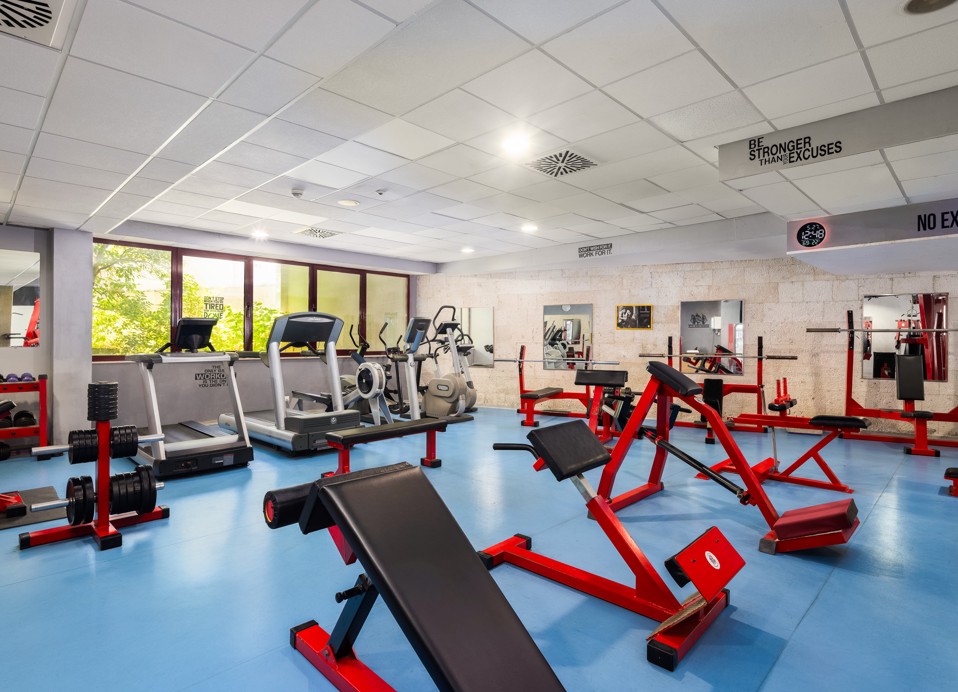 Telovadnica hotela Marko Polo Maradiso by Aminess s sodobno fitnes opremo.