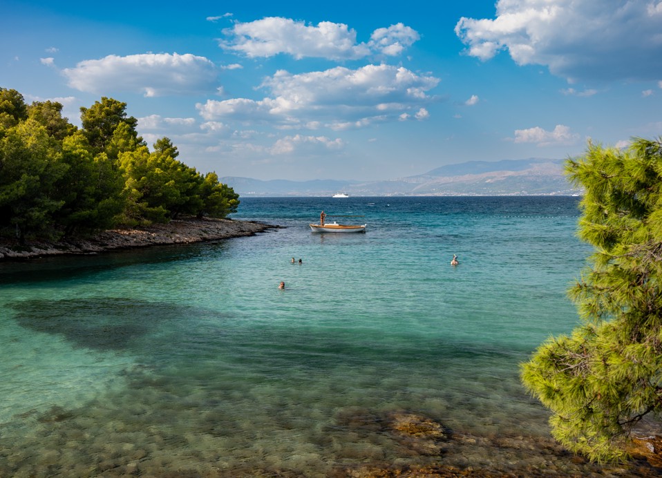 Azurno modro morje in miren zaliv, obdan z borovci, ob Aminess Vival Velaris Resort na otoku Braču – popolno mesto za kopanje in sprostitev na hrvaški obali.