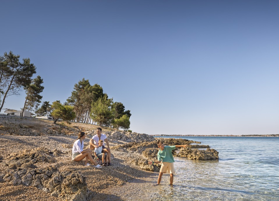 Gäste genießen den Felsenstrand des Avalona Resorts auf der Insel Pag