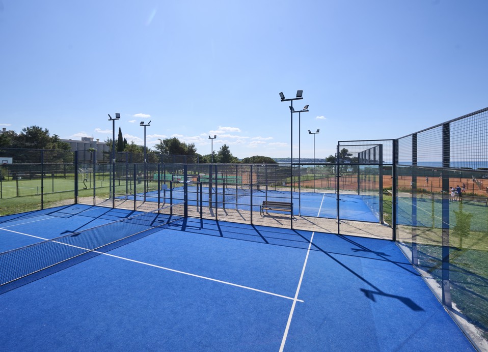 Padelplatz des Aminess Vival Maestral Hotels mit Meerblick.