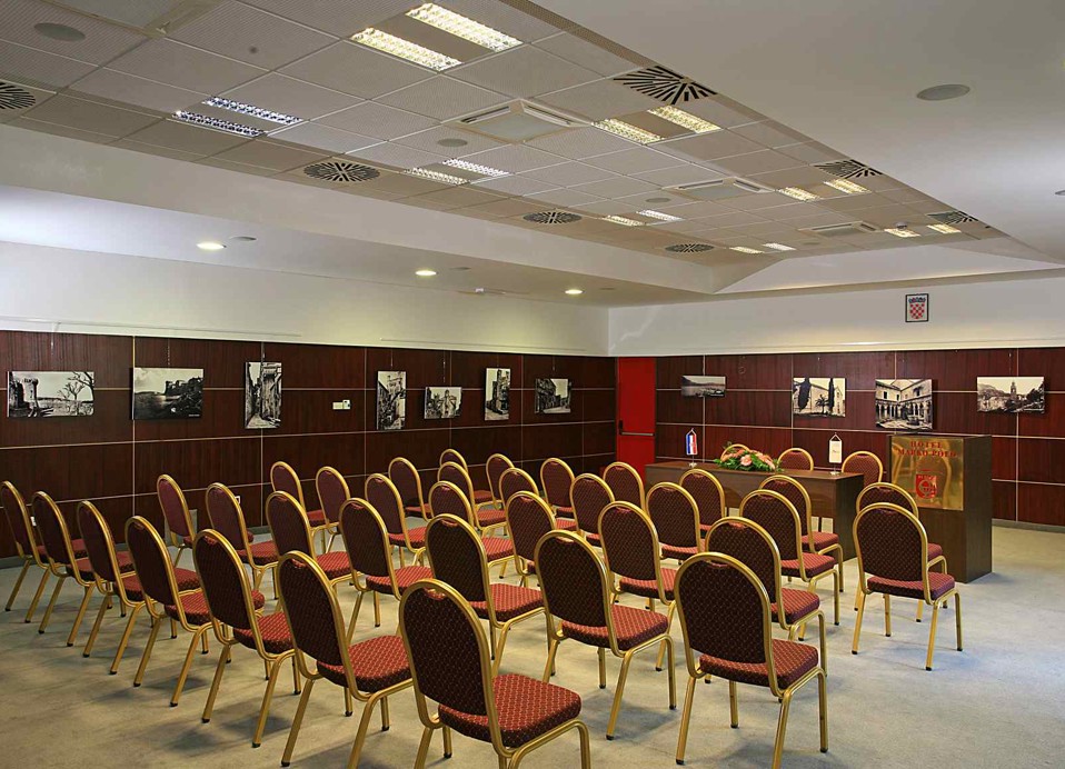 Een ruime congreszaal met netjes gerangschikte stoelen en presentatieapparatuur, ontworpen voor zakelijke evenementen, vergaderingen en conferenties bij Maradiso Marko Polo by Aminess in Korcula