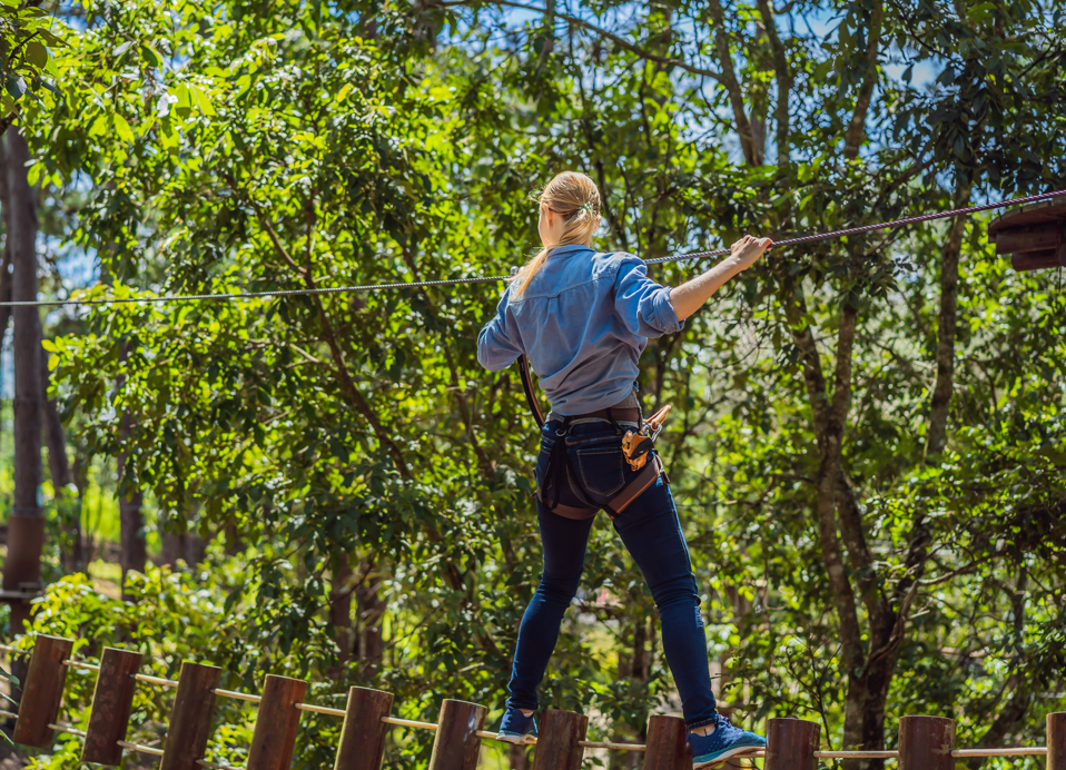 Emozionanti attività avventurose al parco adrenalina vicino all'Aminess Younique Narrivi Hotel.