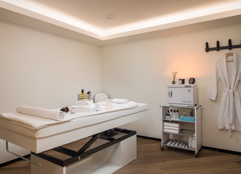 Zona di bellezza - letto per massaggi e trattamenti di bellezza presso l'hotel Aminess Laurel Khalani.