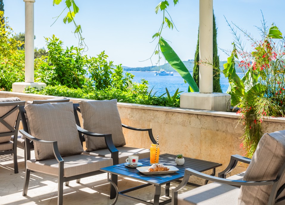 Cozy bar corner at Orsan Hotel in Orebić with drinks and a glimpse of the sea