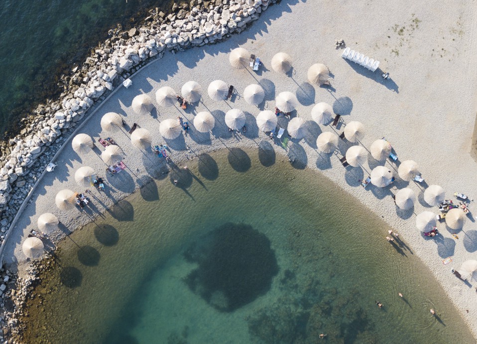 Pogled iz zraka na plažu kod Aminess Maradiso Hotel Laguna, Novigrad Hrvaška