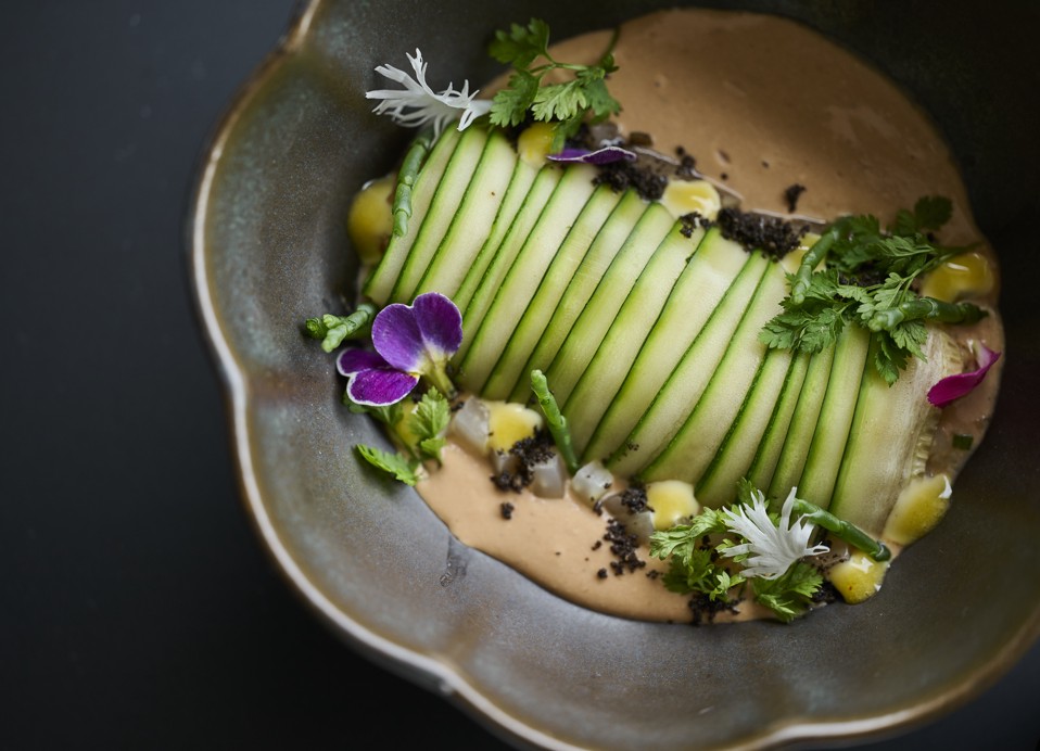 Piatto gourmet con zucchine, salsa e fiori edibili al ristorante Aminess 7 Seas.