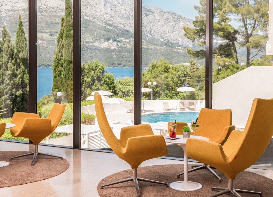 Vista della piscina dal Aperitiv Bar presso Aminess Younique Liburna Hotel, Korcula