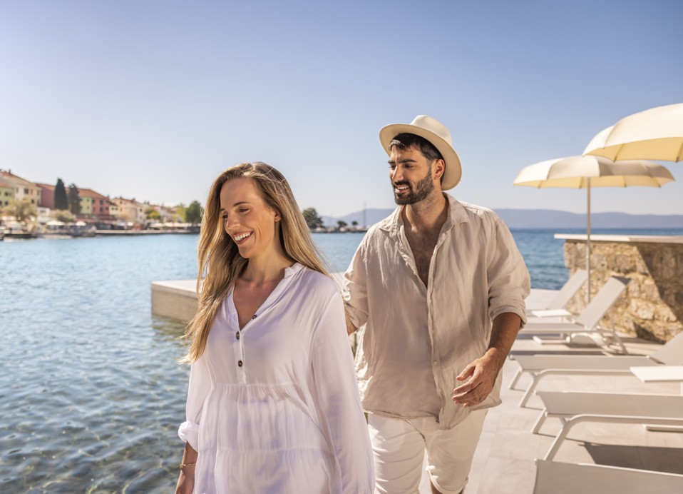 Par uživa v osupljivem pogledu na morje z terase restavracije in bara 7 Seas v Aminess Style Camping Atea Resort.