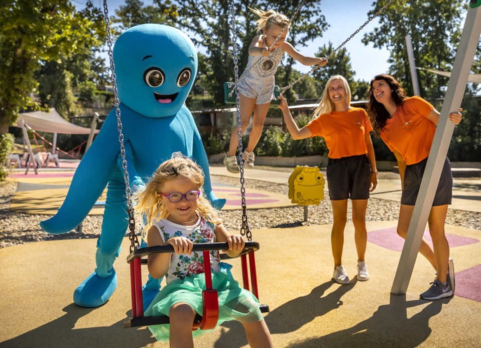 Mini-Club mit verschiedenen Aktivitäten für Kinder innerhalb des Resorts in der Nähe von Holiday Homes bei Port9 Planet Camping von Aminess.