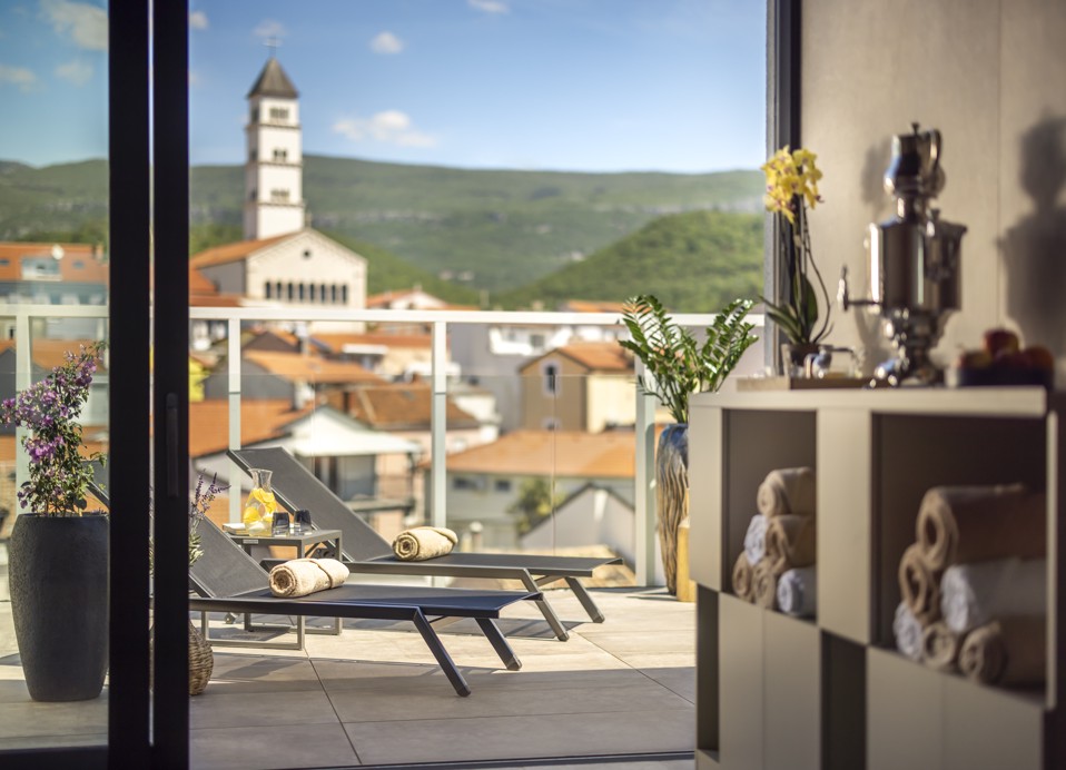 Sala relax con vista terrazza presso Aminess Younique Narrivi Hotel.