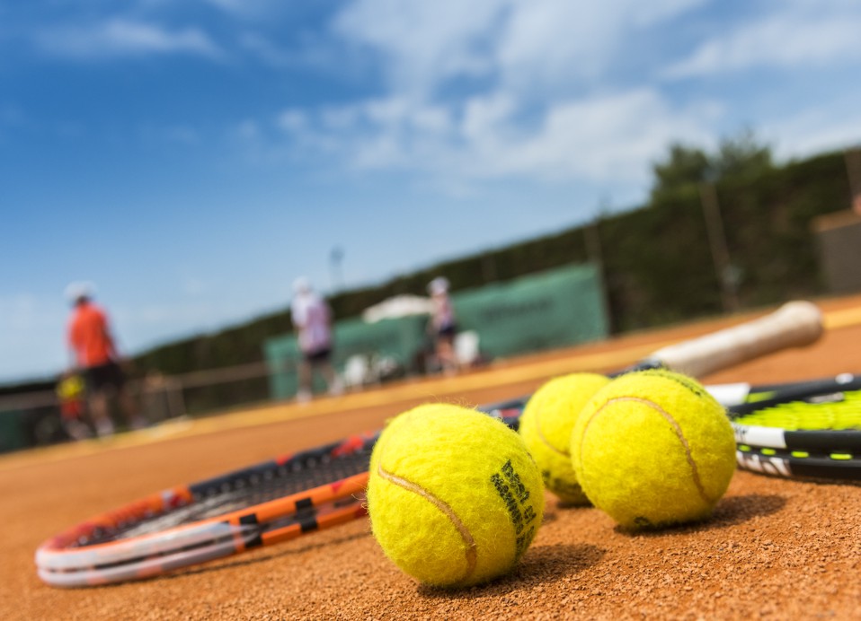 Palle da tennis e racchette a terra presso l'Aminess Maradiso Hotel Laguna, Novigrad Croazia