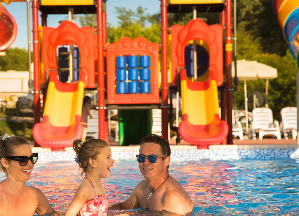 Famiglia in piscina presso l'Aminess Planet Camping Maravea, Novigrad