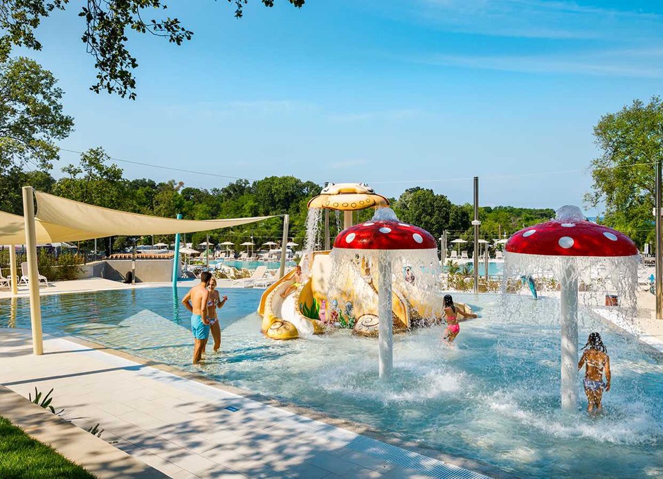Gosti uživaju u bazenu u Aminess Planet Camping Maravea, Novigrad