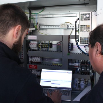 Leonardo und Andrè an der Notlichtanlage