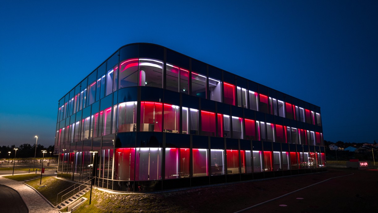 Dynamic facade lighting