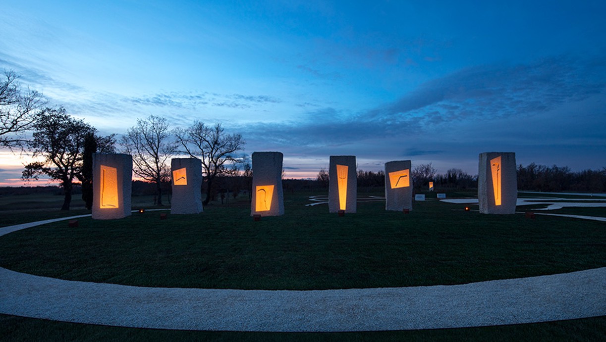 Light temperature tailored to the natural environment