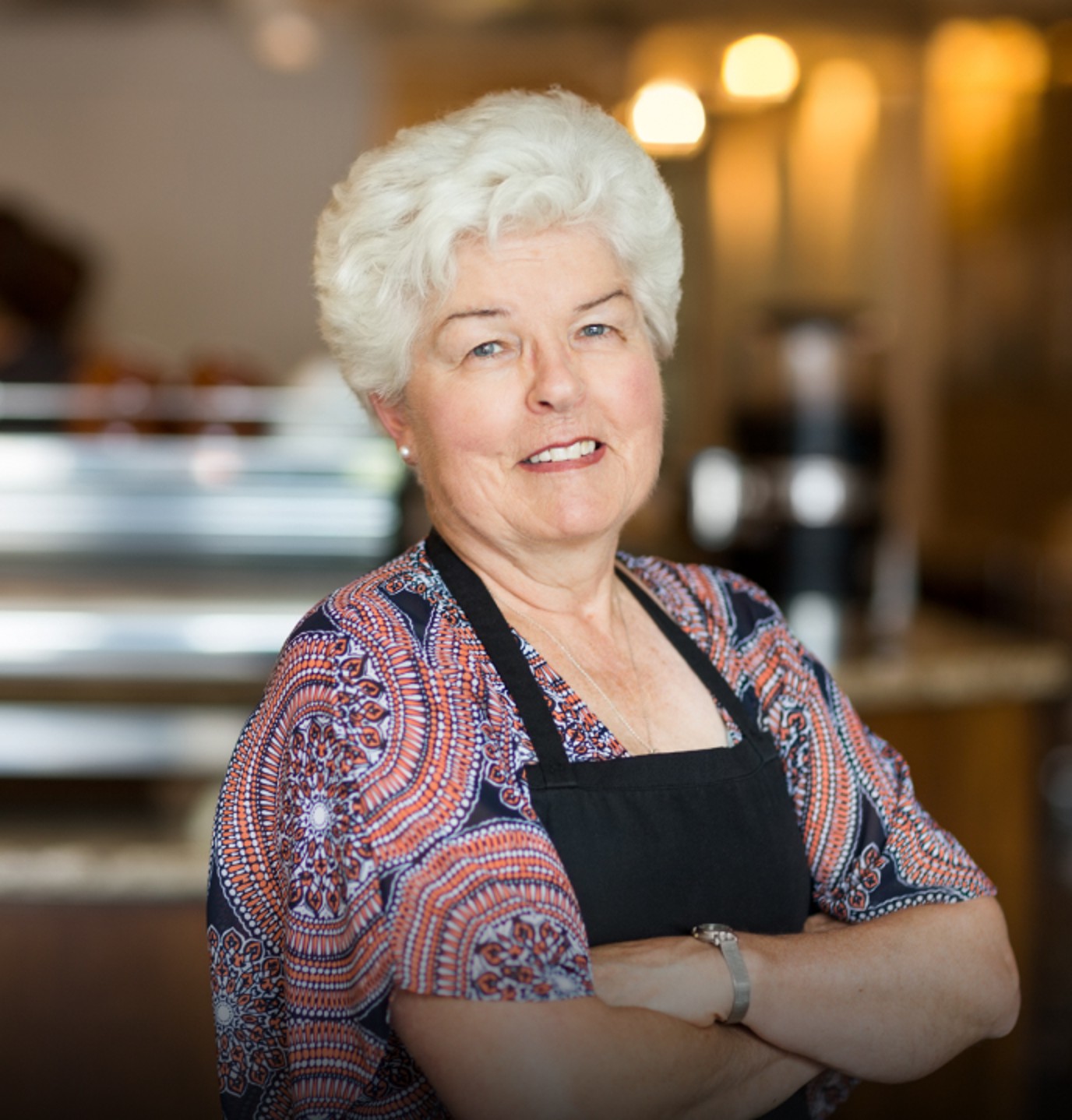 Porträt einer älteren Frau mit Schürze